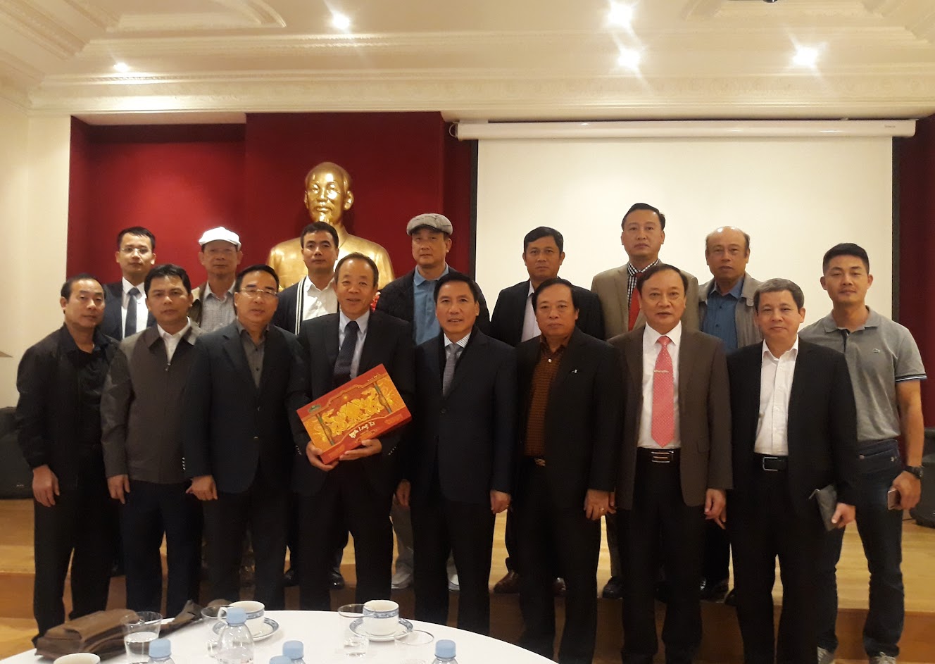 Đoàn cán bộ làm việc tại Đại sứ quán Việt Nam tại Paris