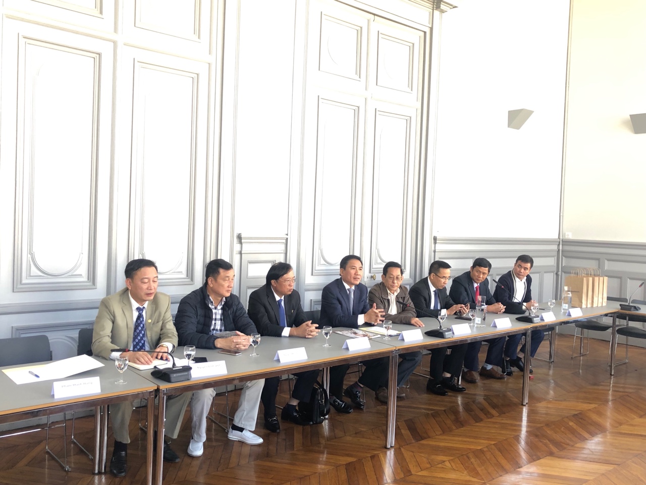 Đoàn khách đi làm việc tại Châu Âu